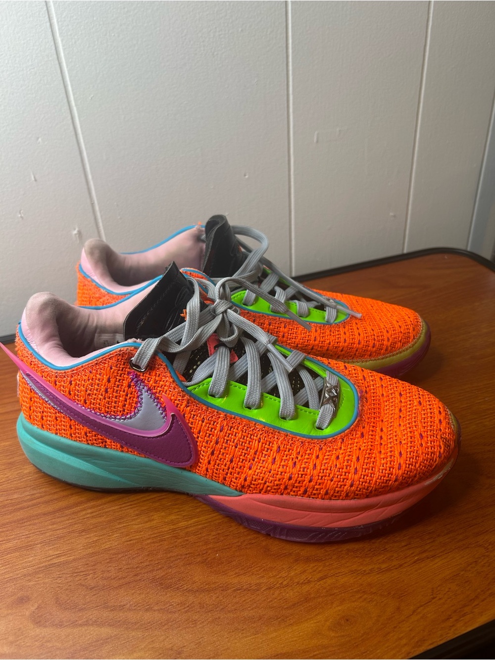 Nike lebron DJ5423-800 Mens sz 8.5 Orange